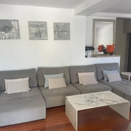 La Lounge Villa *
